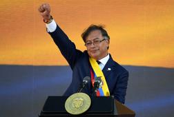 Petro pide terminar con fracasada guerra antidrogas al asumir presidencia de Colombia