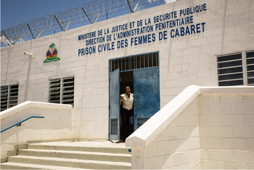 Un comando haitiano libera de prisión a decenas de mujeres