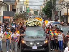 Con vestimentas coloridas y comparsas rinden homenaje a Víctor Erarte en su funeral