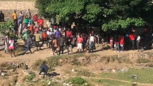 Decenas de haitianos se manifiestan en la frontera lanzando piedras