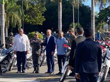 Luis Abinader se reúne con Consejo Superior Policial y entrega 130 motocicletas