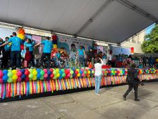 Cientos de niños reciben regalos en la jornada "Plásticos por Juguetes" de la Alcaldía de la capital