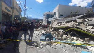 #ENVIVO: Autoridades buscan personas atrapadas en desplome de edificio en La Vega