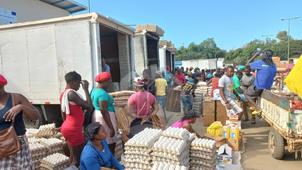 Haitianos se abastecen de huevos en Dajabón, mientras comerciantes se quejan por prohibición de exportación