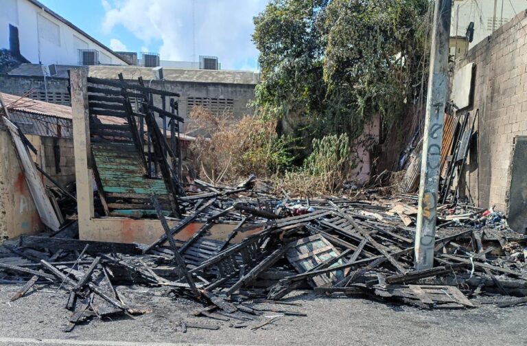 Voraz incendio reduce a cenizas histórica vivienda de madera en el ...
