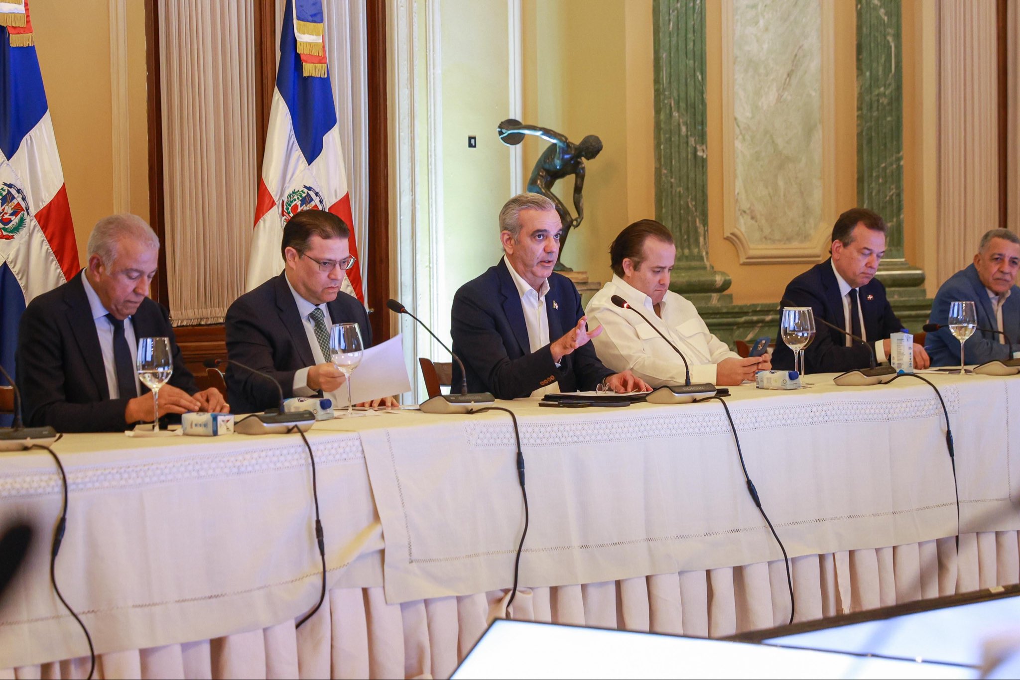 Gobierno y sector productivo acuerdan medidas para frenar impacto de ...